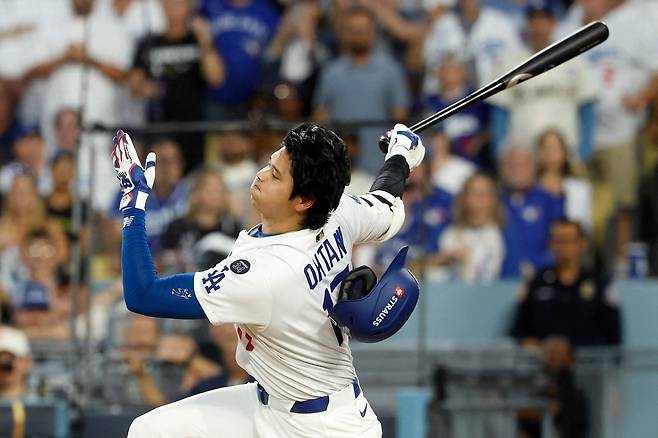 오타니 쇼헤이가 30일 미국 캘리포니아주 로스앤젤레스의 다저스타디움에서 열린 토론토와 2025 메이저리그 월드시리즈 5차전에서 3회말 헛스윙 삼진을 당하고 있다.   로스앤젤레스 | AFP연합뉴스
