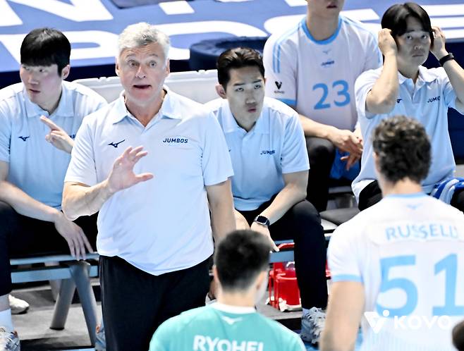 대한항공 카일 러셀(오른쪽)이 지난 23일 한국전력과 경기에 이름표를 덧댄 유니폼을 입고 있다. KOVO 제공