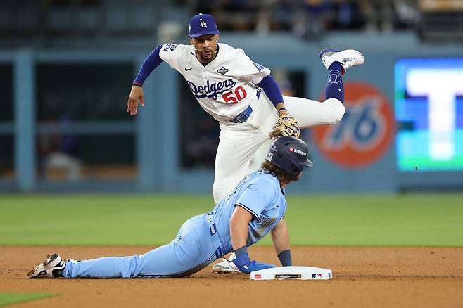LA 다저스 무키 베츠가 30일 토론토와의 WS 5차전 7회초에 2루 견제구를 잡아 애디슨 바저를 태그하고 있다. AFP연합뉴스