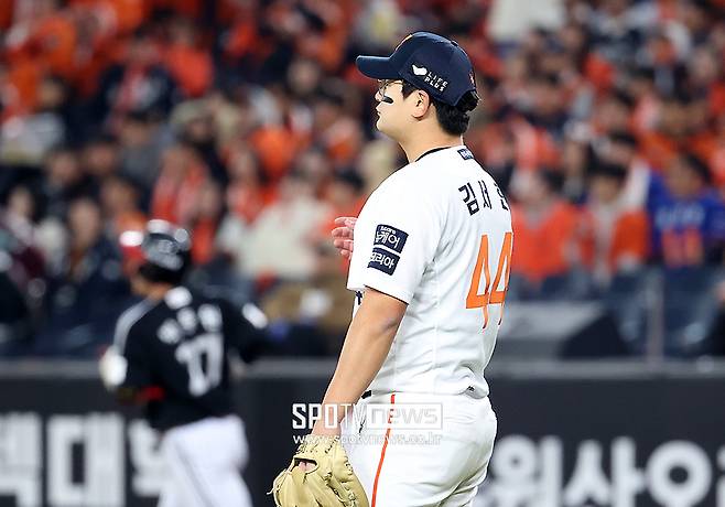 ▲ 30일 한국시리즈 4차전에서 또 팀의 리드를 지키지 못한 채 무너진 한화 마무리 김서현 ⓒ곽혜미 기자