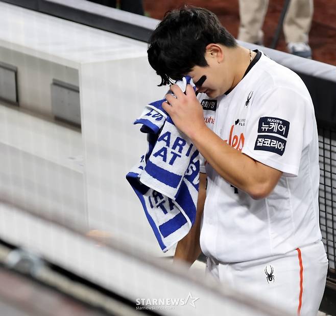 [영상]3차전 끝나고 수많은 팬들 지켜보는 가운데 '눈물샘 터진' 김서현
