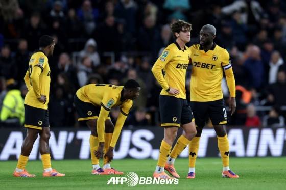 30일(한국시간) 영국 울버햄프턴의 몰리뉴 스타디움에서 열린 2025~2026 잉글랜드 풋볼 리그컵(EFL컵) 4라운드 첼시전에서 실점 후 아쉬워하고 있는 울버햄프턴 선수들. /AFPBBNews=뉴스1