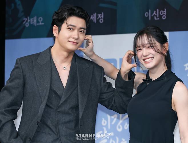 배우 강태오, 김세정이 30일 오전 서울 마포구 상암동 MBC 사옥에서 진행된 금토드라마 '이강에는 달이 흐른다' 제작발표회에 참석해 포즈를 취하고 있다.  웃음을 잃은 세자와 기억을 잃은 부보상의 영혼 체인지 역지사지(易地四肢) 로맨스 판타지 사극 '이강에는 달이 흐른다'는 11월 7일 첫 방송된다. /2025.10.30 /사진=이동훈 photoguy@