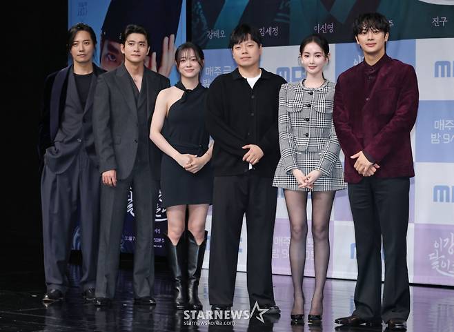 배우 진구, 강태오, 김세정, 이동현PD, 배우 홍수주, 이신영이 30일 오전 서울 마포구 상암동 MBC 사옥에서 진행된 금토드라마 '이강에는 달이 흐른다' 제작발표회에 참석해 포즈를 취하고 있다.  웃음을 잃은 세자와 기억을 잃은 부보상의 영혼 체인지 역지사지(易地四肢) 로맨스 판타지 사극 '이강에는 달이 흐른다'는 11월 7일 첫 방송된다. /2025.10.30 /사진=이동훈 photoguy@
