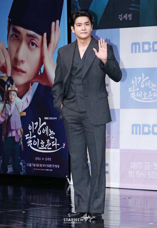 배우 강태오가 30일 오전 서울 마포구 상암동 MBC 사옥에서 진행된 금토드라마 '이강에는 달이 흐른다' 제작발표회에 참석해 포즈를 취하고 있다.  웃음을 잃은 세자와 기억을 잃은 부보상의 영혼 체인지 역지사지(易地四肢) 로맨스 판타지 사극 '이강에는 달이 흐른다'는 11월 7일 첫 방송된다. /2025.10.30 /사진=이동훈 photoguy@