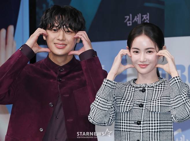 배우 이신영, 홍수주가 30일 오전 서울 마포구 상암동 MBC 사옥에서 진행된 금토드라마 '이강에는 달이 흐른다' 제작발표회에 참석해 포즈를 취하고 있다.  웃음을 잃은 세자와 기억을 잃은 부보상의 영혼 체인지 역지사지(易地四肢) 로맨스 판타지 사극 '이강에는 달이 흐른다'는 11월 7일 첫 방송된다. /2025.10.30 /사진=이동훈 photoguy@