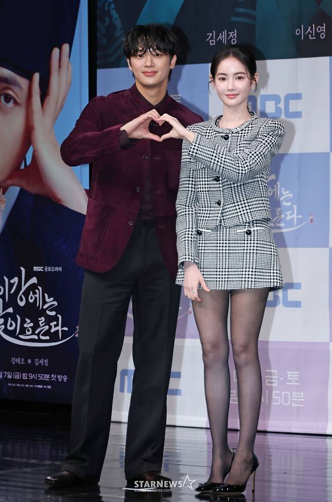 배우 이신영, 홍수주가 30일 오전 서울 마포구 상암동 MBC 사옥에서 진행된 금토드라마 '이강에는 달이 흐른다' 제작발표회에 참석해 포즈를 취하고 있다.  웃음을 잃은 세자와 기억을 잃은 부보상의 영혼 체인지 역지사지(易地四肢) 로맨스 판타지 사극 '이강에는 달이 흐른다'는 11월 7일 첫 방송된다. /2025.10.30 /사진=이동훈 photoguy@