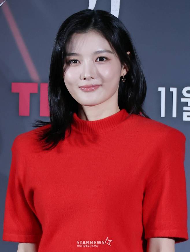 배우 김유정이 30일 오후 서울 CGV용산아이파크몰에서 진행된 티빙 오지지널 시리즈 '친애하는 X' 제작발표회에 참석해 포즈를 취하고 있다.  지옥에서 벗어나 가장 높은 곳으로 올라가기 위해 가면을 쓴 여자 '백아진' 그리고 그녀에게 잔혹하게 짓밟힌 X들의 이야기 '친애하는 X'는  11월 6일 공개된다. /2025.10.30 /사진=이동훈 photoguy@