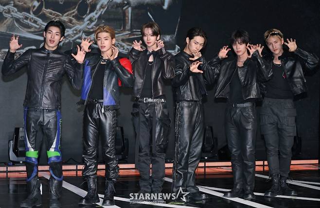 그룹 82메이저(82MAJOR)가 30일 오후 서울 강남구 일지아트홀에서 진행된 미니 4집 ‘Trophy’(트로피) 발매기념 쇼케이스에서 포즈를 취하고 있다.  타이틀곡 '트로피'(TROPHY)는 중독적인 베이스 라인이 중심을 잡는 테크하우스 장르의 곡으로, 트로피를 차곡차곡 쌓아가겠다는 포부를 가사에 담아냈다. /2025.10.30 /사진=이동훈 photoguy@