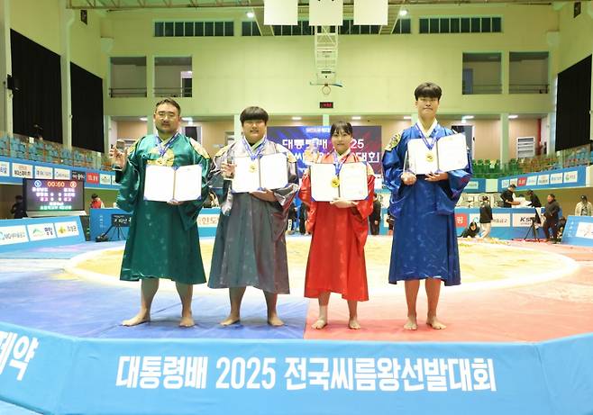 경상남도 거창군 거창스포츠파크실내체육관에서 열린 '대통령배 2025 전국씨름왕선발대회' 각 체급별 우승자들이 함께 기념사진을 찍고 있다. (왼쪽부터 홍만경, 김호민, 강은별, 정명수)/사진=대한씨름협회 제공
