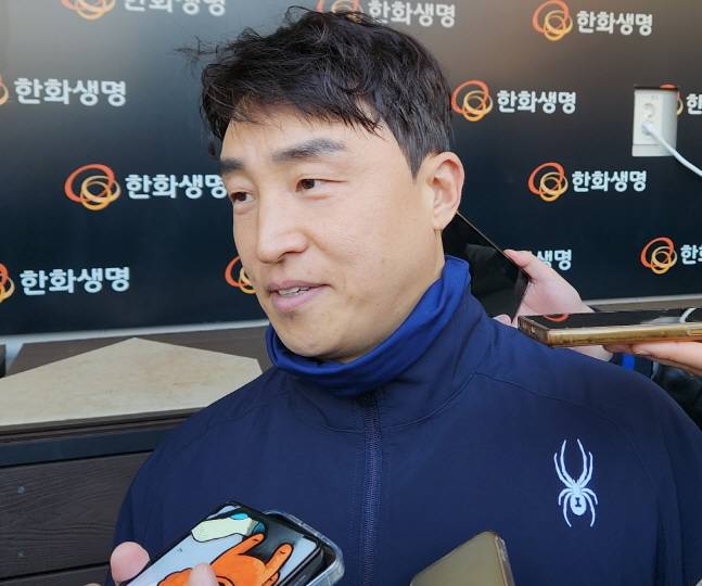 한화 손아섭이 29일 한국시리즈 3차전을 앞두고 취재진과 인터뷰를 하고 있다. /사진=안호근 기자