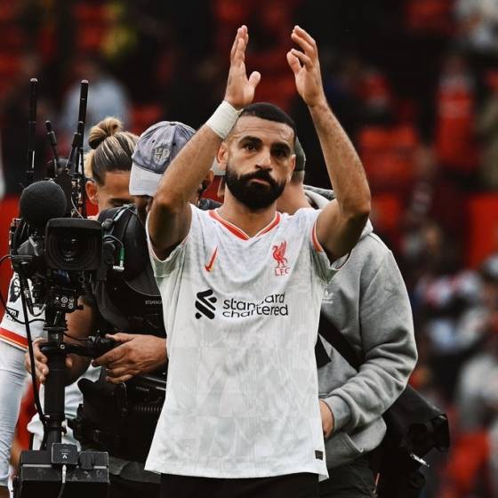 팬들에게 박수를 보내는 모하메드 살라의 모습. /사진=리버풀 공식 SNS