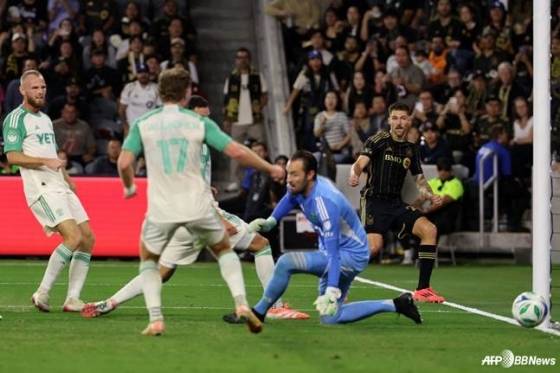 30일 오전 11시 30분(한국시간) 미국 캘리포니아주 로스앤젤레스의 BMO 스타디움에서 열린 2025 메이저리그사커(MLS)컵 플레이오프(PO) 1라운드 1차전 LAFC의 선제골 순간. /AFPBBNews=뉴스1