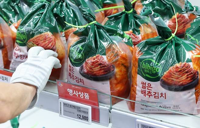 실제로 호텔 3사의 김치 가격은 대형 식품기업 제품에 비해 상당히 높은 편이다. 사진은 비비고 김치.[사진｜뉴시스]