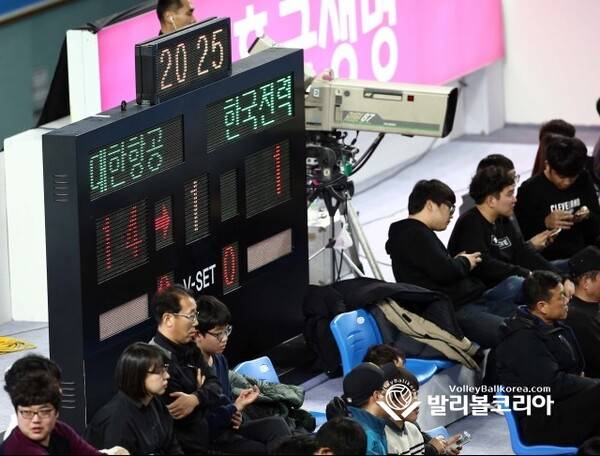 (발리볼코리아닷컴 DB사진) 14일(화) 인천 계양구 계양체육관에서 열린 NH농협 프로배구 2016~2017 V리그 5라운드 남자부 대한항공 vs 한국전력 인천경기 1세트에서 발생한 한국전력 강민웅 유니폼 논란과 관련해서 1세트 스코어는 14-1로 정정된 전광판에 모습.2017.02.14.