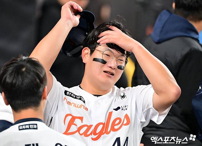 29일 오후 대전 한화생명 볼파크에서 열린 '2025 신한 SOL Bank KBO 한국시리즈' LG 트윈스와 한화 이글스의 3차전 경기, 한화가 8회에만 6점을 뽑아내며 LG에 7:3으로 역전승을 거뒀다.  이날 경기에서 승리한 한화 김서현이 축하를 받고 있다. 대전, 김한준 기자