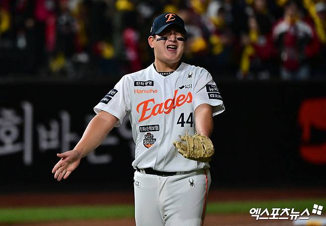 29일 오후 대전 한화생명 볼파크에서 열린 '2025 신한 SOL Bank KBO 한국시리즈' LG 트윈스와 한화 이글스의 3차전 경기, 한화가 8회에만 6점을 뽑아내며 LG에 7:3으로 역전승을 거뒀다.  이날 경기에서 승리한 한화 김서현이 기뻐하고 있다. 대전, 김한준 기자