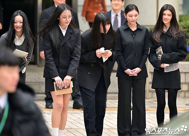 (왼쪽부터) 하니, 민지, 혜인, 해린, 다니엘.