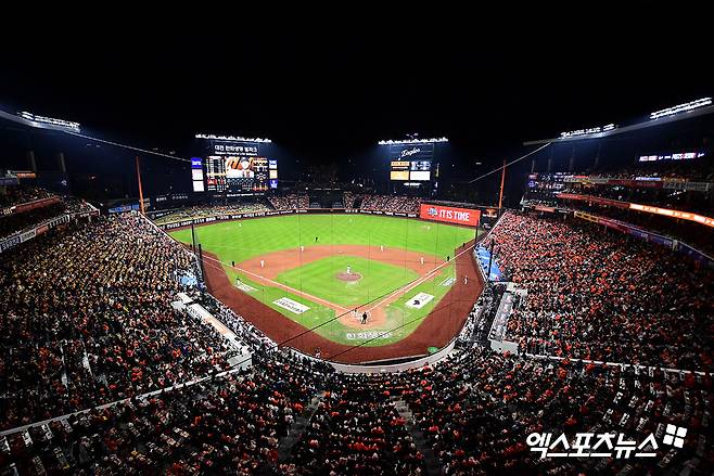 KBO는 29일 대전 한화생명 볼파크에서 열린 2025 신한 SOL Bank KBO리그 한화 이글스와 LG 트윈스의 한국시리즈 4차전 1만6750석이 모두 들어차며 만원관중을 달성했다고 밝혔다. 안 그래도 '1초 만에 매진된다'는 말이 나올 정도로 티켓 구하기가 어려운 볼파크, 19년 만의 한국시리즈에서는 표 구하기가 '하늘의 별 따기'다. KBO 포스트시즌 매진 행진은 지난 2023년 11월 7일 잠실구장에서 개최된 KT 위즈와 LG의 한국시리즈 1차전부터로, 어느 덧 36경기 연속 매진이다. 대전, 김한준 기자