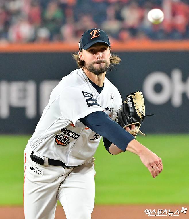 30일 오후 대전 한화생명 볼파크에서 열린 '2025 신한 SOL Bank KBO 한국시리즈' LG 트윈스와 한화 이글스의 4차전 경기, 1회초 한화 선발투수 와이스가 공을 힘차게 던지고 있다. 대전, 김한준 기자