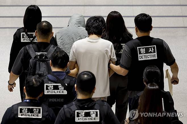 캄보디아에서 인천공항으로 송환된 한국인 구금자 (영종도=연합뉴스) 김성민 기자 = 캄보디아 온라인 사기에 가담해 구금된 한국인들이 18일 오전 인천국제공항 제2터미널을 통해 송환되고 있다. 이날 송환에는 경찰 호송조 190여명이 투입됐다. 2025.10.18 [공동취재] ksm7976@yna.co.kr
