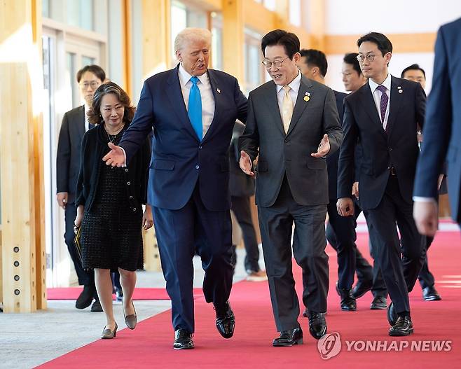 한미 정상의 대화 (경주=연합뉴스) 이재명 대통령과 도널드 트럼프 미국 대통령이 29일 경북 경주박물관에서 정상회담장으로 이동하며 대화하고 있다. 2025.10.29 [대통령실 제공. 재판매 및 DB 금지] photo@yna.co.kr