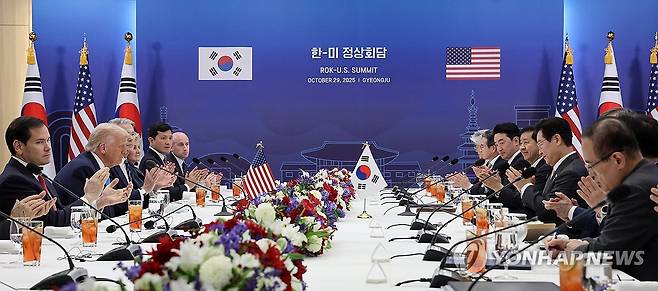 경주에서 다시 모인 한미 정상 (경주=연합뉴스) 한상균 기자 = 이재명 대통령과 도널드 트럼프 미국 대통령이 29일 경북 경주박물관에서 한미 정상회담을 하고 있다. 2025.10.29 [대통령실통신사진기자단] xyz@yna.co.kr