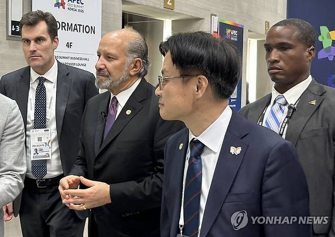 함께 이동하는 김정관-러트닉 (경주=연합뉴스) 강태우 기자 = 김정관 산업통상부 장관과 하워드 러트닉 미국 상무부 장관이 29일 오후 경북 경주 예술의전당에서 열린 한미 비즈니스 라운드 테이블 행사를 마친 뒤 함께 이동하고 있다. 2025.10.29 burning@yna.co.kr