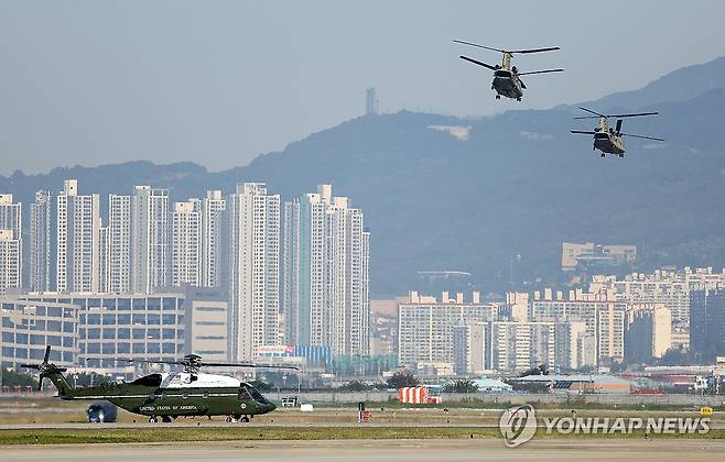 미중회담 위해 김해공항 도착한 '마린원' (부산=연합뉴스) 손형주 기자 = 미중정상회담을 앞둔 30일 부산 김해국제공항에 도널드 트럼프 미국 대통령이 탑승한 대통령 전용 헬기 '마린원'이 착륙하고 있다. 2025.10.30 handbrother@yna.co.kr