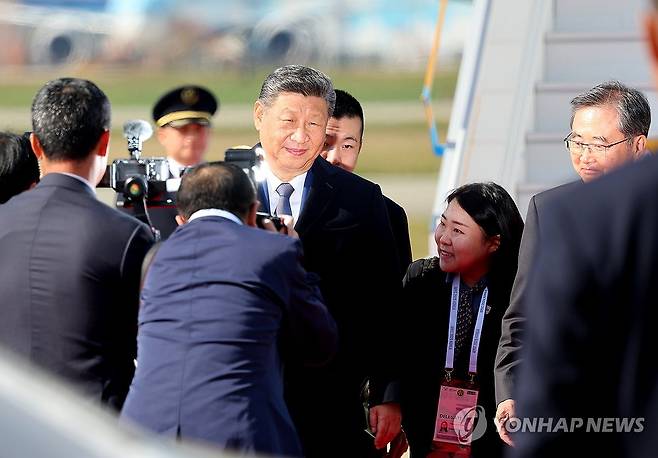 APEC 시진핑 중국 국가주석 한국 도착 (부산=연합뉴스) 손형주 기자 = 경주 APEC 정상회의 참석을 위해 국빈 방한한 시진핑 중국 국가주석이 30일 부산 김해국제공항에 도착해 이동하고 있다. 2025.10.30 handbrother@yna.co.kr