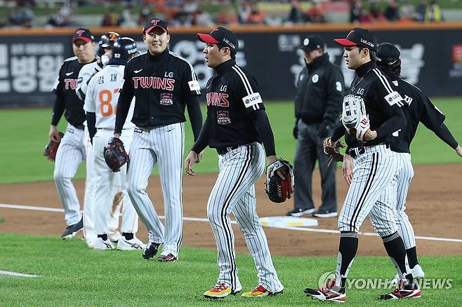 좋은 수비 보여준 오지환 (대전=연합뉴스) 서대연 기자 = 29일 대전 한화생명 볼파크에서 열린 2025 프로야구 KBO리그 포스트시즌 한국시리즈 3차전 LG 트윈스와 한화 이글스의 경기.
    2회말 좋은 수비로 이닝을 끝낸 LG 오지환이 더그아웃으로 향하고 있다. 2025.10.29 dwise@yna.co.kr