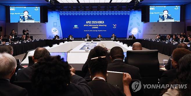 APEC 합동각료회의(AMM) 본회의 개회 (경주=연합뉴스) 한종찬 기자 = 여한구 산업통상부 통상교섭본부장이 30일 경주 소노캄에서 열린  APEC 합동각료회의(AMM) 본회의에서 개회사를 하고 있다. 2025.10.30 saba@yna.co.kr