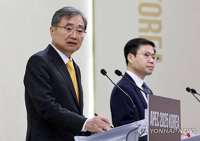 취재진 질문에 답하는 조현 장관 (경주=연합뉴스) 한종찬 기자 = 조현 외교부 장관이 30일 경주 국제미디어센터에서 열린 APEC 합동각료회의(AMM) 기자회견에서 취재진 질문에 답하고 있다. 2025.10.30 saba@yna.co.kr