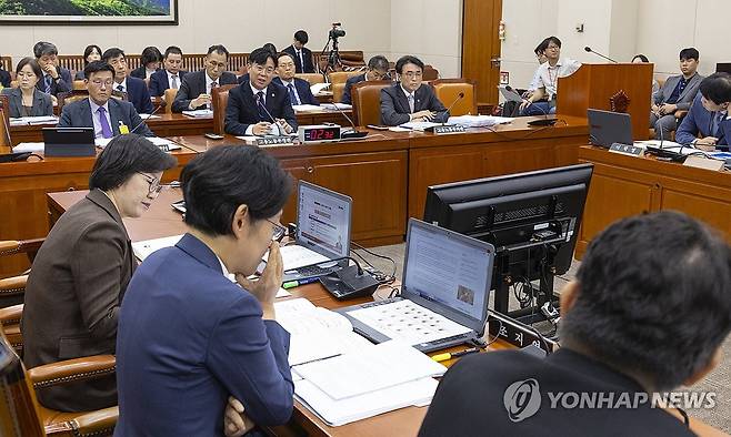 국정감사에서 의원 질의에 답변하는 김영훈 고용노동부 장관 (서울=연합뉴스) 황광모 기자 = 김영훈 고용노동부 장관이 15일 국회 기후에너지환경노동위원회에서 열린 2025년도 고용노동부에 대한 국정감사에서 의원 질의에 답변하고 있다. 2025.10.15 hkmpooh@yna.co.kr