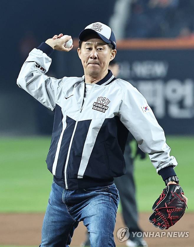 남희석, 한국시리즈 4차전 시구 (대전=연합뉴스) 김인철 기자 = 30일 대전한화생명볼파크에서 열린 2025 프로야구 KBO리그 포스트시즌 한국시리즈 4차전 LG 트윈스와 한화 이글스의 경기. 개그맨 남희석이 시구를 하고 있다. 2025.10.30 yatoya@yna.co.kr