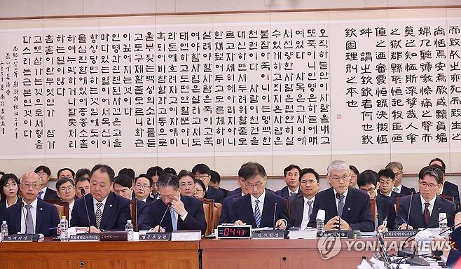 답변하는 천대엽 법원행정처장 (서울=연합뉴스) 박동주 기자 = 천대엽 법원행정처장이 30일 서울 여의도 국회 법제사법위원회에서 열린 종합감사에서 답변하고 있다. 2025.10.30 pdj6635@yna.co.kr