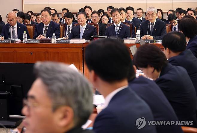 답변하는 천대엽 법원행정처장 (서울=연합뉴스) 박동주 기자 = 천대엽 법원행정처장이 30일 서울 여의도 국회 법제사법위원회에서 열린 종합감사에서 답변하고 있다. 2025.10.30 pdj6635@yna.co.kr