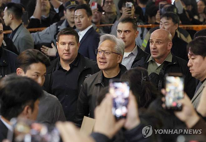 젠슨 황·이재용·정의선 치맥 회동 (서울=연합뉴스) 이진욱 기자 = 젠슨 황 엔비디아 최고경영자가 이재용 삼성전자 회장, 정의선 현대차그룹 회장과의 치킨 회동을 위해 30일 서울 삼성동의 한 치킨 집으로 향하고 있다. 2025.10.30 [공동취재] cityboy@yna.co.kr