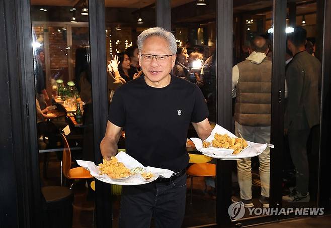 치킨 나눠주는 젠슨 황 (서울=연합뉴스) 이진욱 기자 = 젠슨 황 엔비디아 최고경영자가 30일 서울 삼성동 한 치킨집에서 진행된 이재용 삼성전자 회장, 정의선 현대차그룹 회장과 치맥 회동 중 시민에게 치킨과 감자튀김을 나눠주고 있다. 2025.10.30 [공동취재] cityboy@yna.co.kr