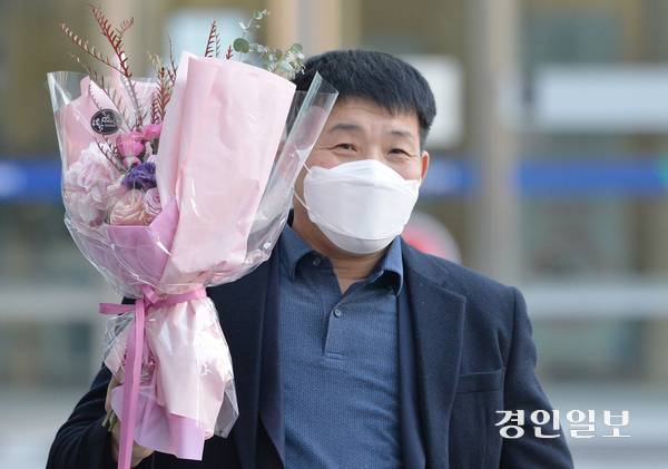 수원지방법원에서 열린 이춘재 연쇄살인 8차 사건 재심 선고공판에서 재심 청구인 윤성여 씨가 무죄를 선고받고 법원 청사를 나와 활짝 웃어보이고 있다./경인일보DB