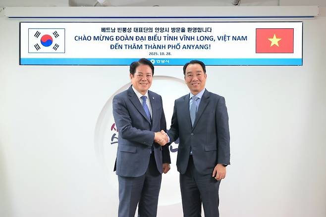 2025년 10월28일 오후 1시20분 안양시청 3층 접견실에서&nbsp;최대호 안양시장 루꽝응어이 베트남 빈롱성 인민위원회 위원장 접견했다. 사진=안양시