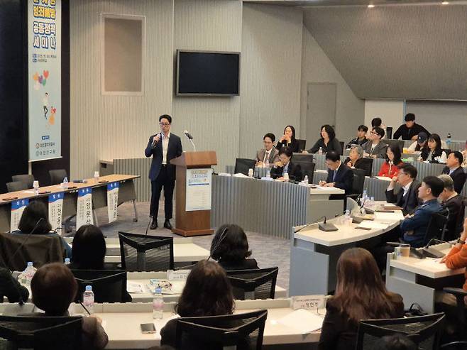 대전 동부경찰서와 대전연구원은 30일 '관계성 범죄 예방'을 주제로 우송대 우송관에서 공동 정책세미나를 개최했다. 전용재 배재대 경찰법학부 교수가 발제하고 있다. &nbsp;사진=임병안 기자