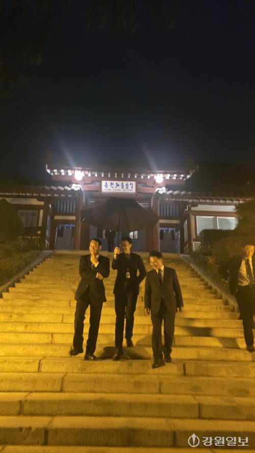 ◇육동한 춘천시장(사진 오른쪽)과 이케다 유타카 日호후시장(사진 왼쪽)이 31일 춘천 세종호텔에서 열린 호후시 대표단의 환영만찬을 마치고, 유쾌한 대화를 나누며 호텔 정문 계단을 내려오고 있다. 이무헌기자