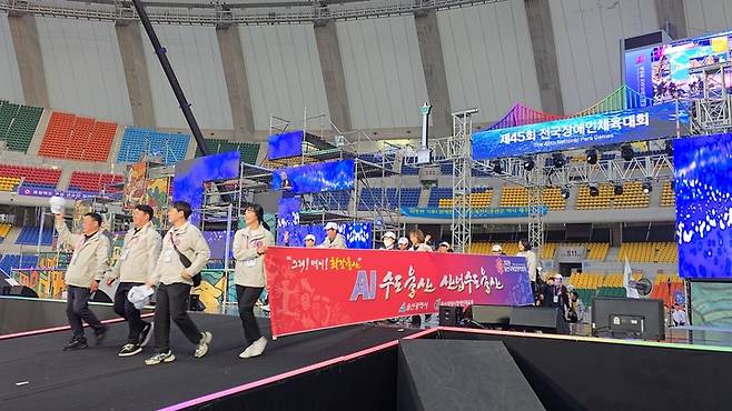 제45회 전국장애인체육대회 개막식이 31일 부산 아시아드주경기장에서 열린 가운데 울산 선수단이 17개 시·도 중 15번째로 입장하고 있다. 23개 종목에 554명(선수 337명, 임원 및 관계자 217명)이 참가한 울산은 대회 첫날 금메달 16개, 은메달 10개, 동메달 8개로 총 34개 메달을 획득하며 쾌조의 출발을 알렸다.