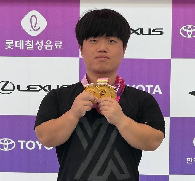 남자 -59kg급 벤치프레스종합 OPEN(선수부) 종목에서 3관왕을 차지한 정봉중은 웨이트리프팅에서 181kg을 들어올리면서 박광열(경기)이 2019년 제39회 서울전국장애인체전에서 수립한 180kg을 넘어 한국신기록을 경신했다. 뿐만 아니라 합계에서도 321kg을 기록, 최근진(당시 충북)이 2022년 제42회 울산전국장애인체전에서 수립한 314kg을 경신해 역시 한국신기록을 수립해냈다. 시장애인체육회 제공