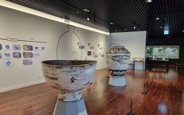 김해분청도자박물관 전시실.