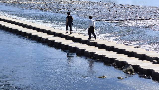 한 부부가 용두산 잔도로 이어지는 경남 밀양시 밀양강 콘크리트다리를 건너고 있다. 남태우 기자