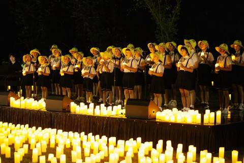 지난 8월 개최된 트윙클 성주의 '대한민국 밤밤페스타'에서 어린이들이 캔들과 함께 합창을 하고 있다. 성주군 제공