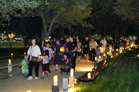 성밖숲 나이트워킹에서 3대 가족이 함께 야간 워킹을 즐기고 있다. 성주군 제공