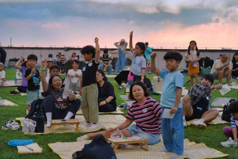 올해 신규 야간 콘텐츠 '가야산 나이트 트레킹'에 어린이들과 함께 참여한 가족들 모습. 성주군 제공